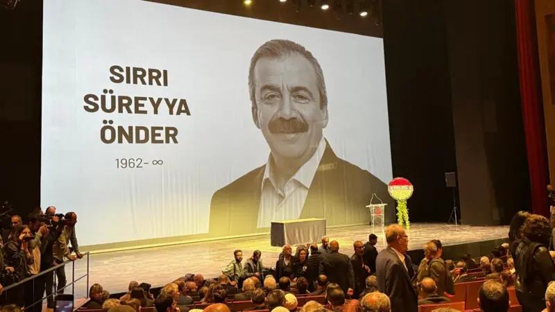 BİNLER AKIN ETTİ: 3 MAYIS’TA HAYATIBI KAYBEDEN SIRRI SÜREYYA ÖNDER DEFNEDİLDİ