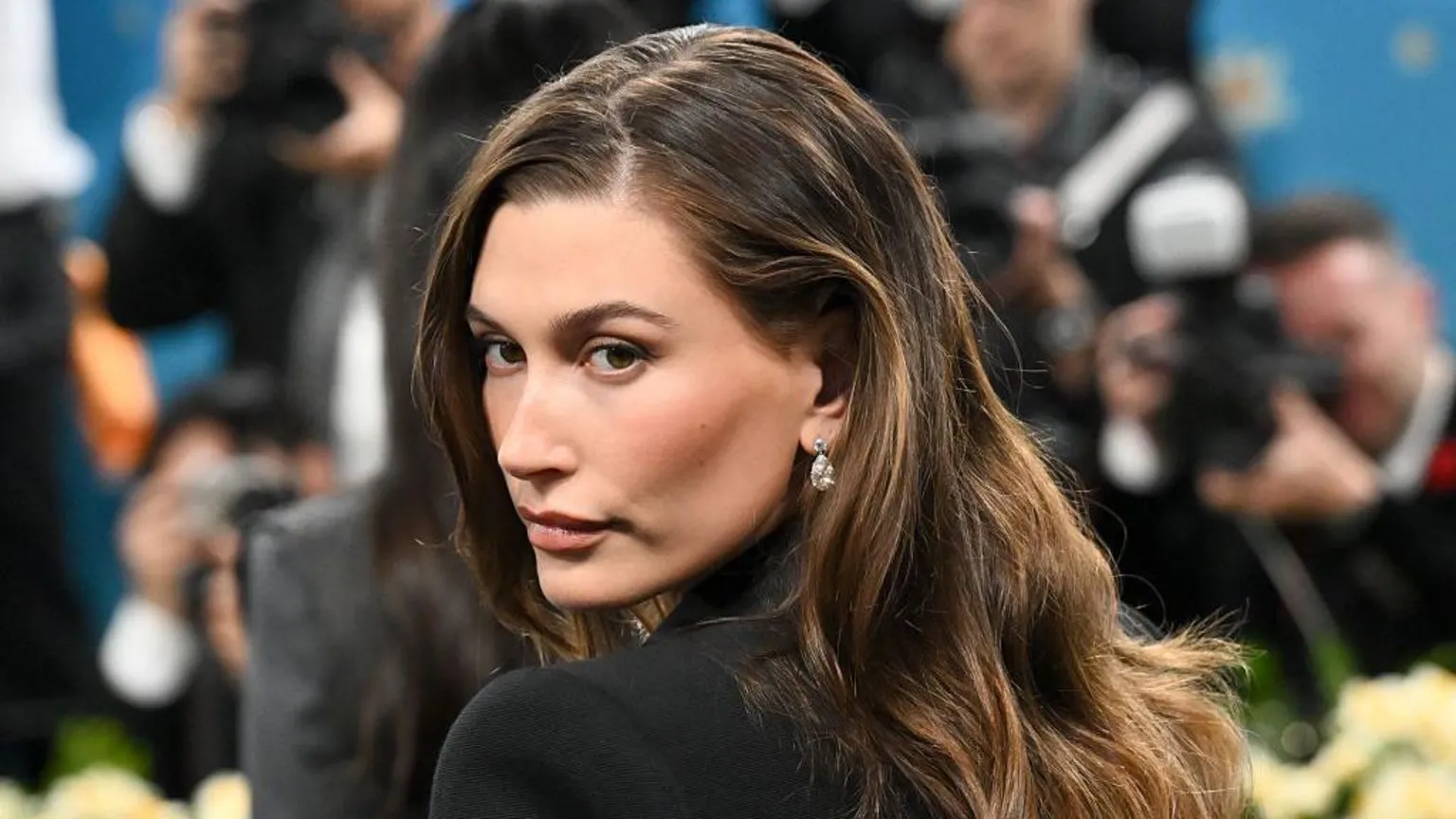 HAILEY BIEBER'IN GÜZELLIK MARKASI RHODE, ELF BEAUTY TARAFINDAN 1 MILYAR DOLARA SATIN ALINDI HAILEY BIEBER