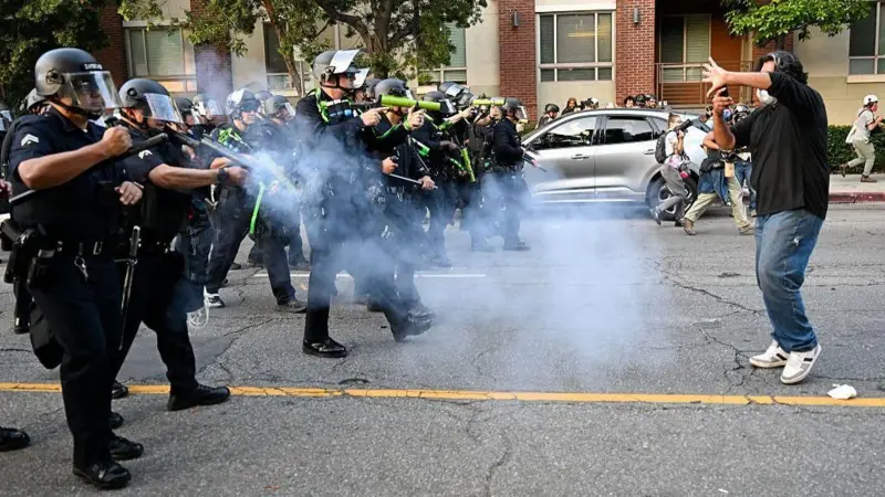 Los Angeles'ta Sokağa Çıkma Yasağı İlan Edildi 1 Los Angelesta Sokaga Cikma Yasagi Ilan Edildi