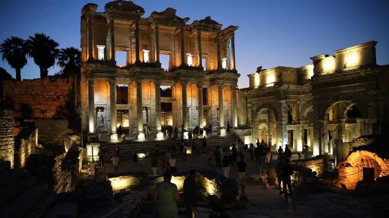 EFES ANTİK KENTİ GECE MÜZECİLİĞİNE BAŞLADI