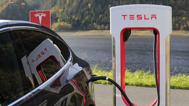 MUSK VE TRUMP ARASINDAKİ GERİLİM TESLA HİSSELERİNİ ETKİLEDİ